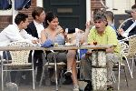Muiden 27 april 2004
Rob Oudkerk met een vrouw op terras van Ome Ko