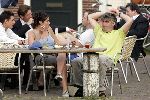 Muiden 27 april 2004
Rob Oudkerk met een vrouw op terras van Ome Ko
