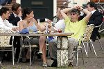 Muiden 27 april 2004
Rob Oudkerk met een vrouw op terras van Ome Ko