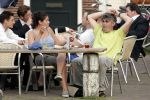 Muiden 27 april 2004
Rob Oudkerk met een vrouw op terras van Ome Ko