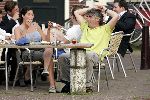 Muiden 27 april 2004
Rob Oudkerk met een vrouw op terras van Ome Ko