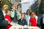 Amsterdam 28 april 2004
Presentatie cd Robert Halewijn bij En Pluche  .   Robert met witte duif