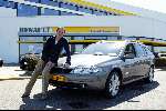 Amsterdam 23 April 2004
Robert Leroy met zijn nieuwe Renault bij Renault Nederland
