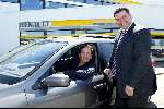 Amsterdam 23 April 2004
Robert Leroy met zijn nieuwe Renault bij Renault Nederland