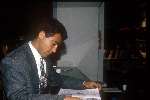 Romario in het pak een nederlands tijdschrift lezend