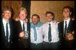 Erwin Koeman met zijn broer Ronald koeman Berry v Aerle-Ger Lagendijk en johny Bosman
na afloop gewonnen finale Europees kampioenschap 1988