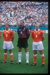 Ronald Koeman als aanvoerder met Ed de goeij en Frank de boer  voor het nederlands elftal tijdens het wereldkampioenschap voetbal USA 1994