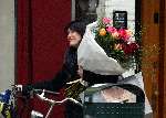 Amsterdam 4april 2003
Roosje ten brink met bloemen