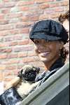 Vlaardingen 20 april 2004
Winston Post en Denise v Rijswijk trouwen op stadhuis Vlaardingen. Sonja Silva met hondje en man