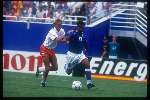 Stan Valckx in duel met Romario  tijdens het wereldkampioenschap voetbal USA