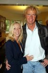 Blaricum 29 april 2004
Marco Borsato krijgt Koninklijke onderscheiding. Sylvana Borsato met Wino Omtzig