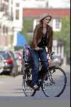 Amsterdam 1 april 2004
Tooske Breugem op fiets met kinderzitje