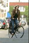 Amsterdam 1 april 2004
Tooske Breugem op fiets met kinderzitje