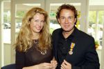 Blaricum 29 april 2004
Marco Borsato krijgt Koninklijke onderscheiding. Marco Met Willemijn Verloop