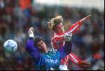 Wim kieft in duel met FC Groningen keeper Patrick Lodewijks