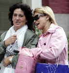 Amsterdam 18 april 2005
Connie Breukhoven met een vriendin op de pc hooftstraat