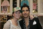 Amsterdam 14 april 2005
Marie Claire 15 jaar oud. Verkoop t shirts t.b.v. kankerbestrijding.
Do zangeres met petje en Rodrigo Otazu