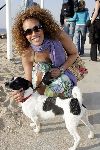 Bloemendaal 2 april 2005
Opening van strandtent vroeger.
Glennis Grace  met zonnebril en hondje