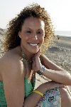 Bloemendaal 2 april 2005
Opening van strandtent vroeger.
Glennis Grace  met geel bandje