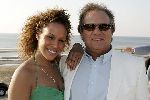 Bloemendaal 2 april 2005
Opening van strandtent vroeger.
Glennis Grace  met John v Katwijk (haar manager )
