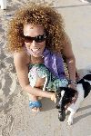 Bloemendaal 2 april 2005
Opening van strandtent vroeger.
Glennis Grace  met zonnebril en hondje