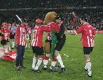 Eindhoven, 23 April 2005
Kampioenswedstrijd PSV-Vitesse, eindstand 3-0
Gomes danst met Phoxy, Alex PSV en Farfan.