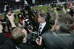 Eindhoven, 23 April 2005
Kampioenswedstrijd PSV-Vitesse, eindstand 3-0
Guus Hiddink viert feest
Persfotografen.