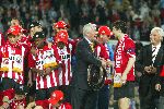 Eindhoven, 23 April 2005 Kampioenswedstrijd PSV-Vitesse, 
eindstand 3-0
PSV aanvoerder Mark v bommel ontvangt de schaal uit handen van KNVB directeur Henk Hesler. Rechts PSV voorzitter Rob Westerhof
