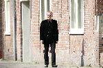 Amsterdam 4 april 2005
Jack Spijkerman wandelend  met zonnebril nadat hij uit het ziekenhuis ontslagen is na klaplong