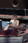 Amsterdam 3 april 2005
Jeroen Pauw leest boek  met ontbloot bovenlijf op zijn boot.