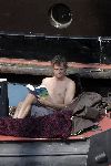 Amsterdam 3 april 2005
Jeroen Pauw leest boek  met ontbloot bovenlijf op zijn boot.