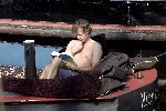 Amsterdam 3 april 2005
Jeroen Pauw leest boek  met ontbloot bovenlijf op zijn boot.