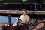 Amsterdam 3 april 2005
Jeroen Pauw leest boek  met ontbloot bovenlijf op zijn boot.