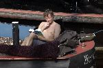 Amsterdam 3 april 2005
Jeroen Pauw leest boek  met ontbloot bovenlijf op zijn boot.