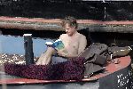 Amsterdam 3 april 2005
Jeroen Pauw leest boek met ontbloot bovenlijf op zijn boot.