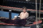 Amsterdam 3 april 2005
Jeroen Pauw leest boek  met ontbloot bovenlijf op zijn boot.