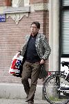 Amsterdam 19 april 2005
Joost Zwagerman op fiets naar het politieburo