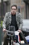 Amsterdam 19 april 2005
Joost Zwagerman op fiets naar het politieburo