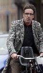 Amsterdam 19 april 2005
Joost Zwagerman op fiets naar het politieburo