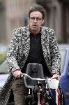 Amsterdam 19 april 2005
Joost Zwagerman op fiets naar het politieburo