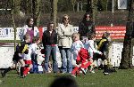 Naarden 2 april 2005
Linda de Mol en Sander Vahle naar het voetballen met Julian en hun dochter.