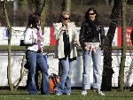 Naarden 2 april 2005
Linda de Mol en Sander Vahle naar het voetballen met Julian en hun dochter.
