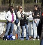 Naarden 2 april 2005
Linda de Mol en Sander Vahle naar het voetballen met Julian en hun dochter.
