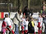 Naarden 2 april 2005
Linda de Mol en Sander Vahle naar het voetballen met Julian en hun dochter.
Peter Smulders bv