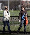 Naarden 2 april 2005
Linda de Mol en Sander Vahle naar het voetballen met Julian en hun dochter.