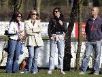 Naarden 2 april 2005
Linda de Mol en Sander Vahle naar het voetballen met Julian en hun dochter.