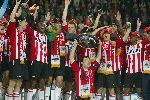 Eindhoven, 23 April 2005 Kampioenswedstrijd PSV-Vitesse, eindstand 3-0
PSV Landskampioen 2004/2005
Mark v Bommel met kampioensschaal Gomes Andre Ooijer Park Addo Remco v d Schaaf Alex PSV Farfan .