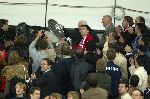 Eindhoven, 23 April 2005
PSV Landskampioen
PSV-aanvoerder Mark v Bommel met de kampioensschal bij Frits Philips