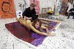 Amsterdam 7 april 2005
Micky Hoogendijk maakt met haar naakte lichaam een schilderij
voor het goede doel.