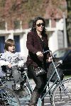 Amsterdam 11 april 2005
Monique Kleeman met zoontje op fiets